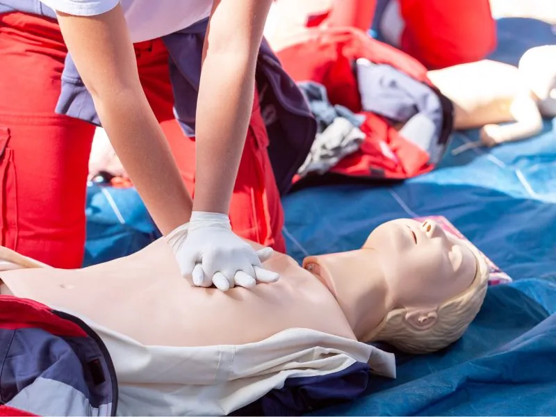 Exercice de réanimation cardio-pulmonaire sur mannequin